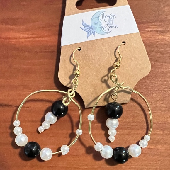 ￼Black and White Glass Beaded Hoop Earrings on Gold Tone Wire - Picture 2 of 2